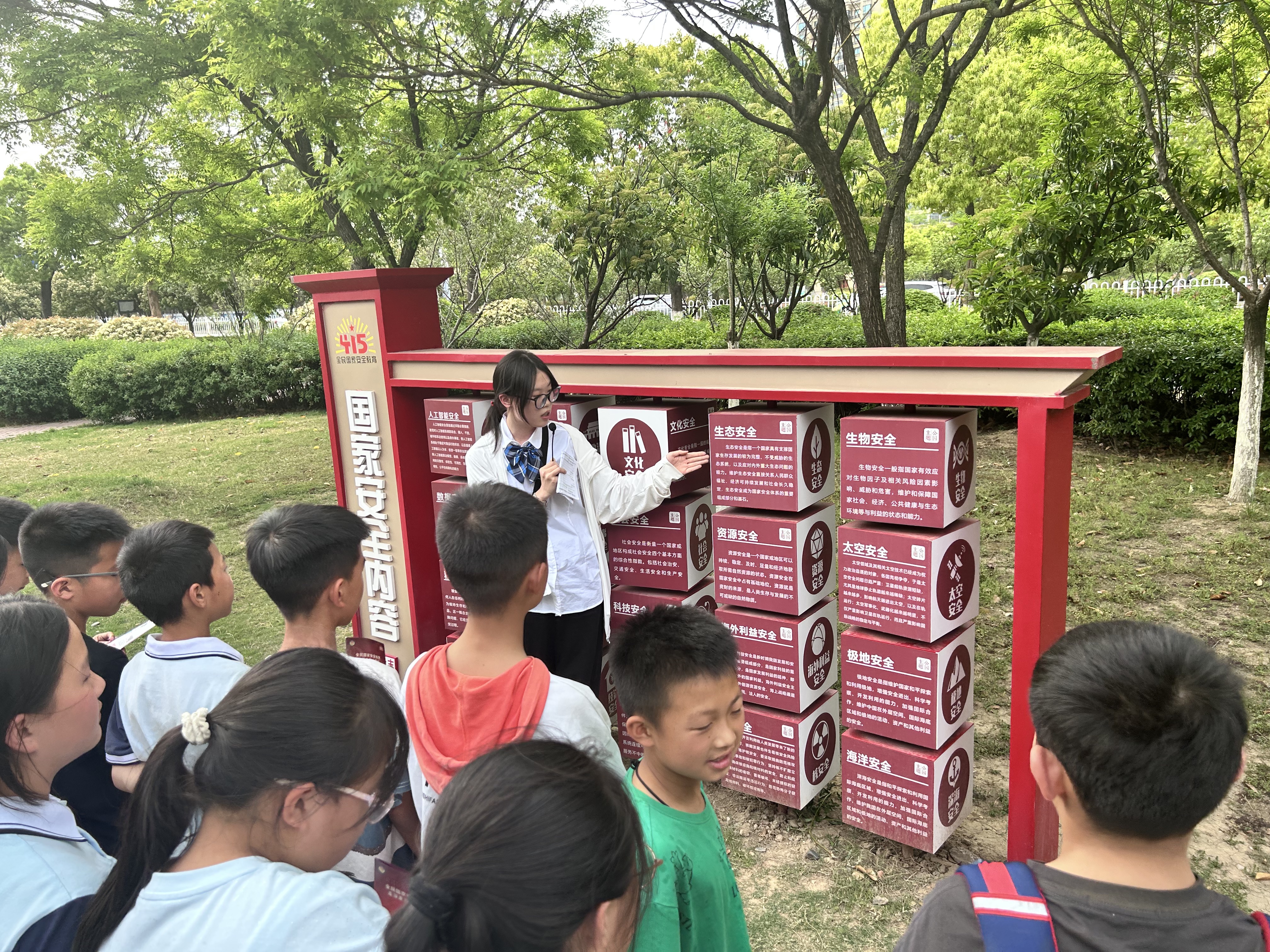 大学生讲解.jpg